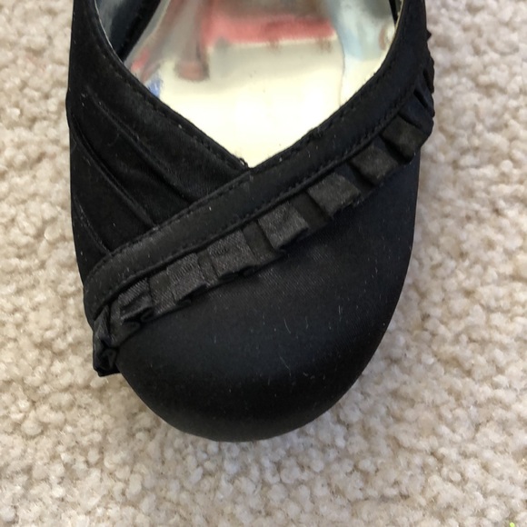 Black Satin Heels. Size 7. Adorable Details. - Picture 3 of 4